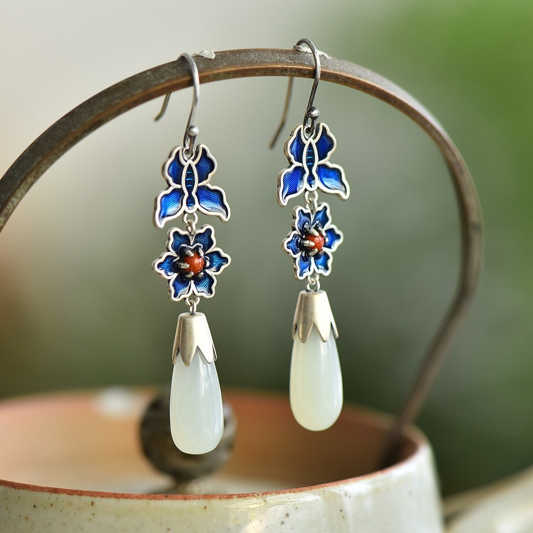 A Pair of Exquisite Sterling Silver Inlaid White Jade Flower Pattern Earrings: A Pair of Exquisite Sterling Silver Inlaid White Jade Flower Pattern Earrings,Size:0.3inx0.7in 一对纯银镶白玉花卉纹耳环