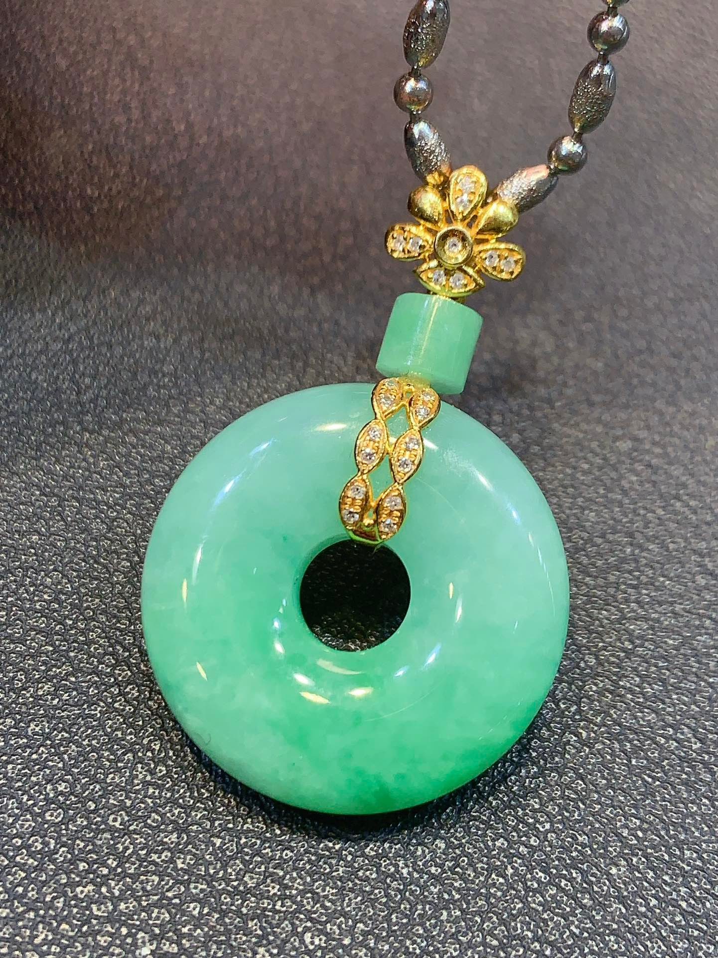 An Exquisite 18k Gold Diamond Inlaid Jadeite Pendant: An Exquisite 18k Gold Diamond Inlaid Jadeite Pendant,Size(Loose Stone):0.9inx0.2in 18k金钻镶嵌翡翠吊坠