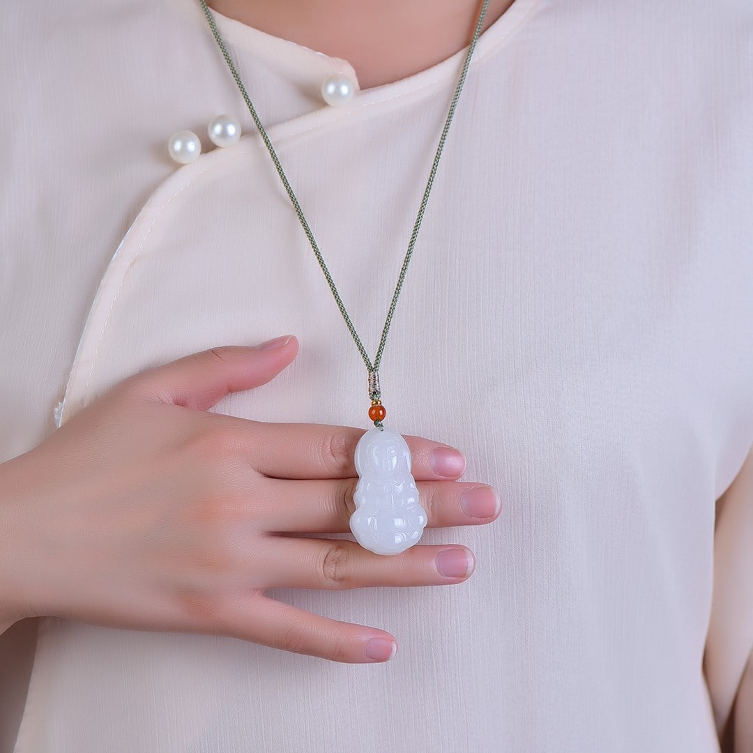 An Exquisite Jadeite Statue of Avalokitesvara Pendant: An Exquisite Jadeite Statue of Avalokitesvara Pendant,Size:1inx1.7in 翡翠观音挂件