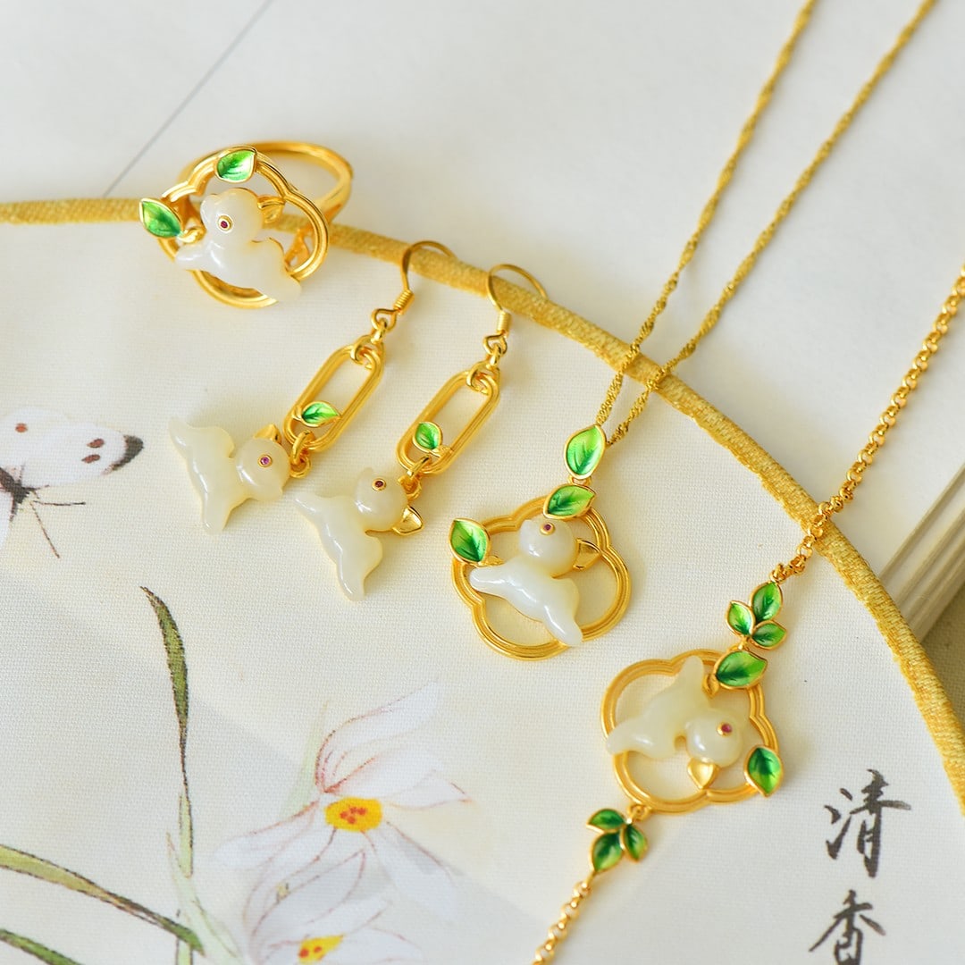 A Set of Fine Sterling Silver-Gold Plated Inlaid White Jade Jewelrys: A Set of Fine Sterling Silver-Gold Plated Inlaid White Jade Jewelrys 一套纯银镀金镶白玉首饰