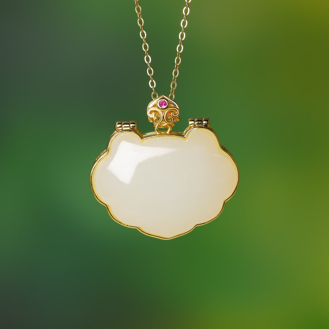 An Exquisite Sterling Silver-Gold Plated Inlaid White Jade Pendant: An Exquisite Sterling Silver-Gold Plated Inlaid White Jade Pendant,Size:0.7inx1in 纯银镀金镶白玉吊坠