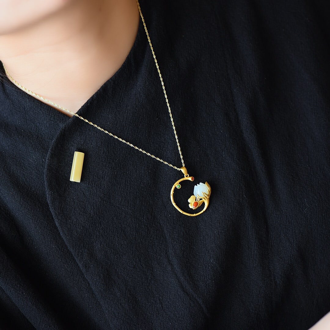 An Exquisite Sterling Silver-Gold Plated Inlaid White Jade Necklace: An Exquisite Sterling Silver-Gold Plated Inlaid White Jade Necklace,Size:0.4inx0.4in 纯银镀金镶白玉项链