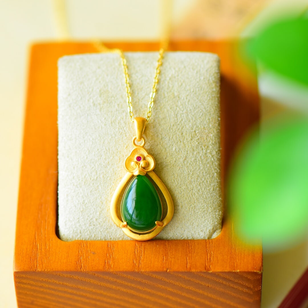 A Pair of Exquisite Sterling Silver-Gold Plated Inlaid Jasper Necklace: A Pair of Exquisite Sterling Silver-Gold Plated Inlaid Jasper Necklace,Size:0.6inx1.1in 纯银镀金镶碧玉项链