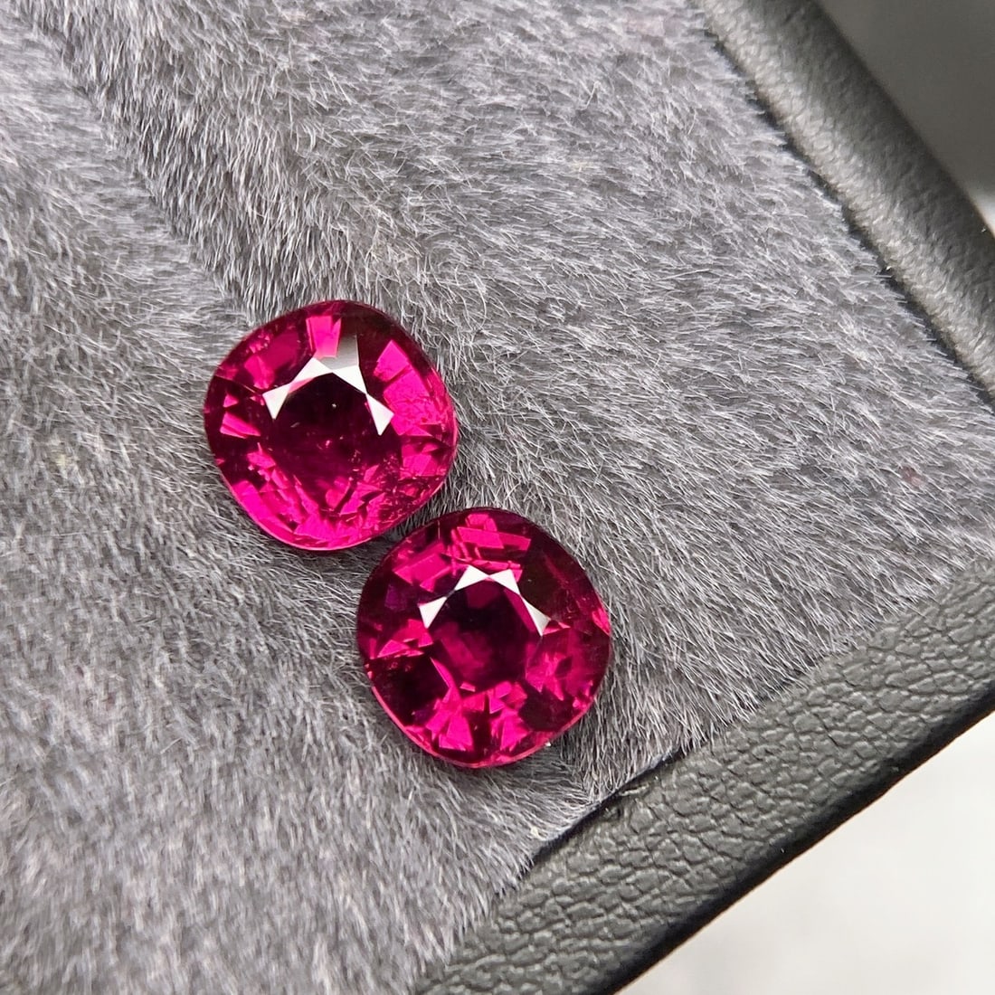A Pair of 5.34Ctw Natural Tourmaline Earrings: A Pair of 5.34Ctw Natural Tourmaline Earrings,Size:0.3inx0.3inx0.2in 一对5.34Ctw天然碧玺耳钉