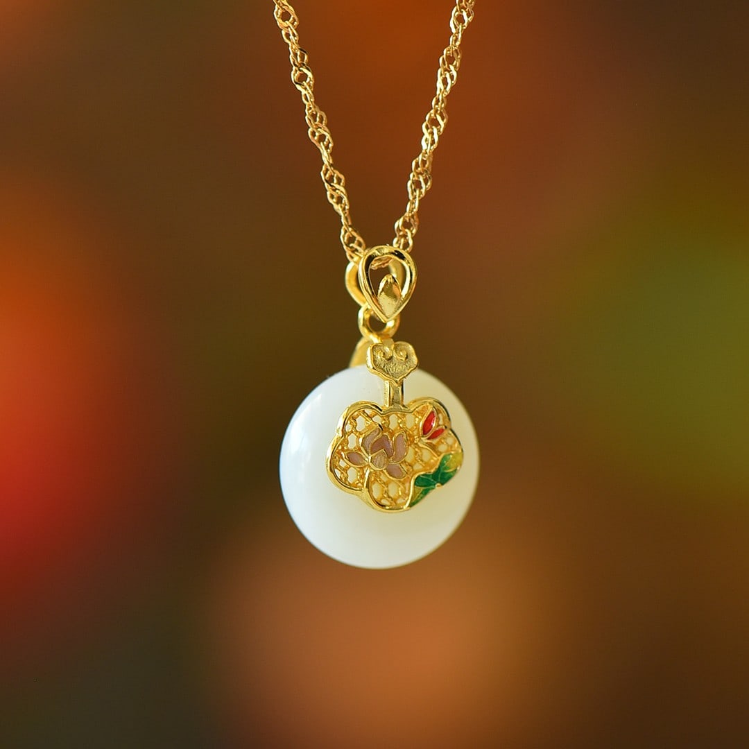 An Exquisite Sterling Silver-Gold Plated Inlaid White Jade Pendant: An Exquisite Sterling Silver-Gold Plated Inlaid White Jade Pendant,Size:0.6inx0.6in 纯银镀金镶白玉吊坠