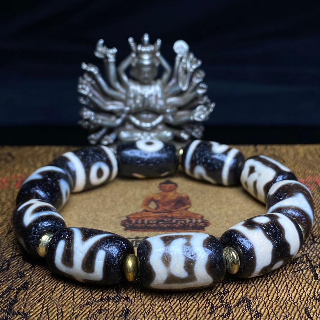 A Precious Dzi Bead Bracelets: A Precious Dzi Bead Bracelets,Size:0.7inx0.5in,Weight52.2g 天珠手串
