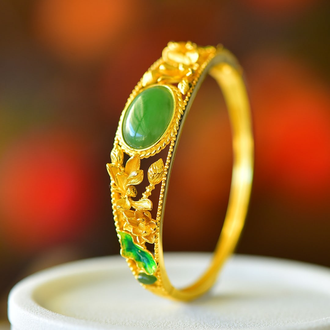 An Exquisite Sterling Silver-Gold Plated Inlaid Jasper Enamel Bracelet: An Exquisite Sterling Silver-Gold Plated Inlaid Jasper Enamel Bracelet,Size:0.5inx0.7in 纯银镀金镶碧玉珐琅手镯