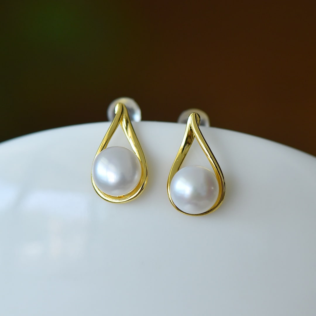 A Pair of Exquisite Sterling Silver-Gold Plated Inlaid Pearl Earrings: A Pair of Exquisite Sterling Silver-Gold Plated Inlaid Pearl Earrings,Size:0.3inx0.3in 一对纯银镀金镶珍珠耳钉