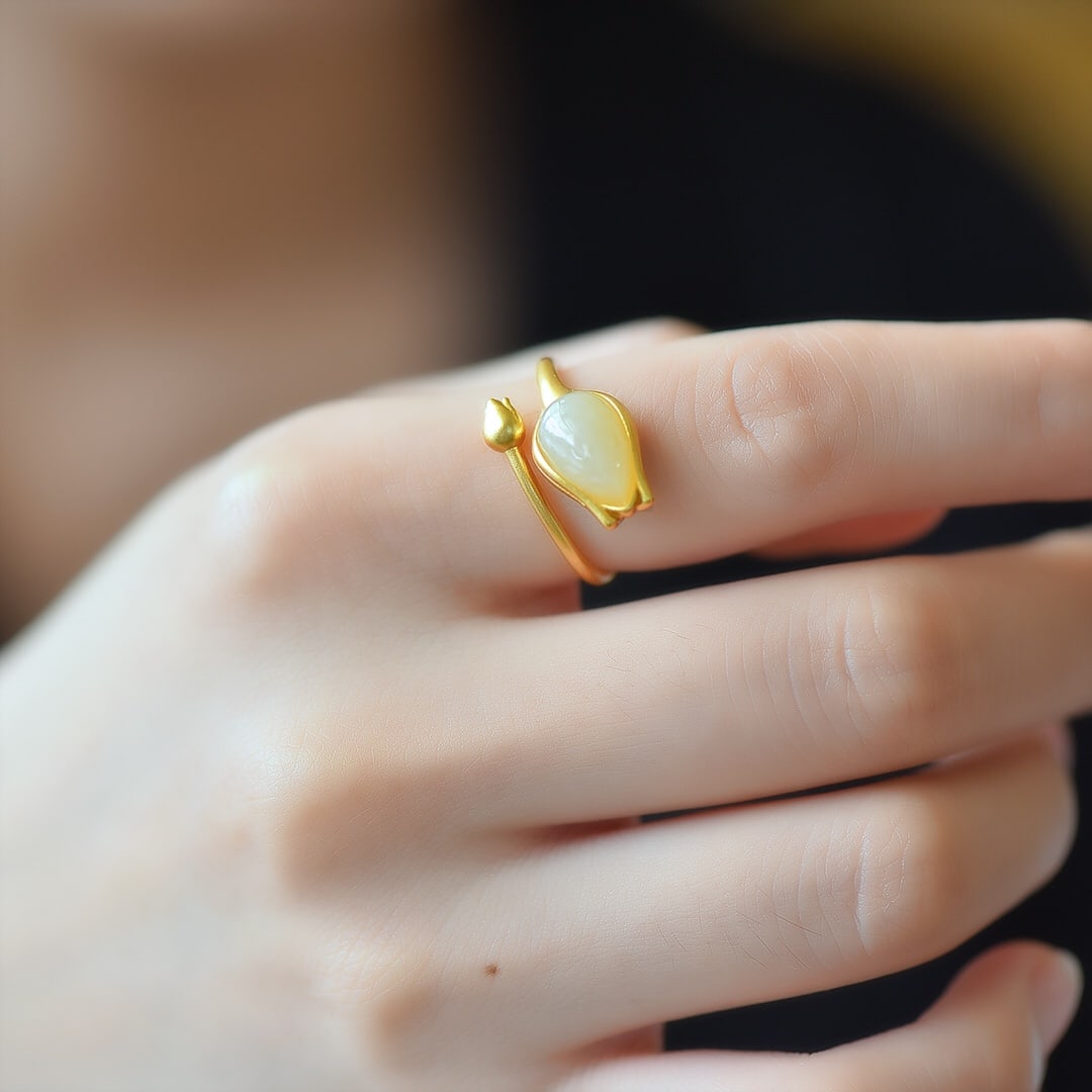 An Exquisite Sterling Silver-Gold Plated Inlaid White Jade Ring: An Exquisite Sterling Silver-Gold Plated Inlaid White Jade Ring,Size:0.3inx0.4in 纯银镀金镶白玉戒指