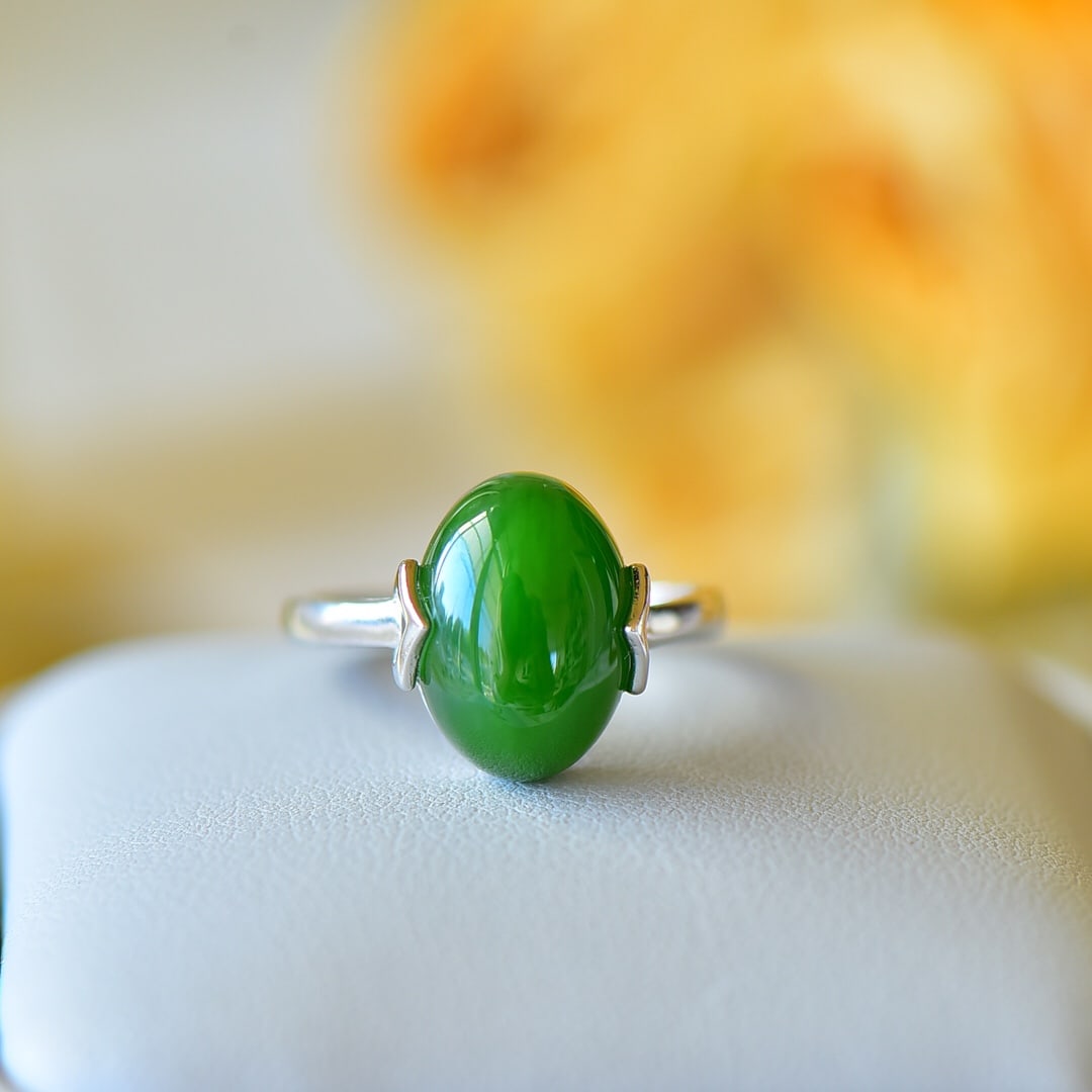 An Exquisite Sterling Silver Inlaid Jasper Ring: An Exquisite Sterling Silver Inlaid Jasper Ring 纯银镶碧玉戒指