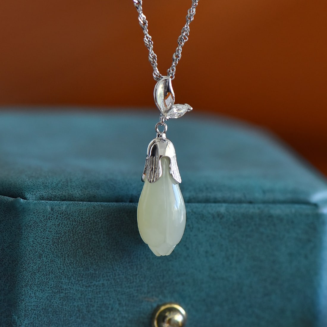 An Exquisite Sterling Silver Inlaid White Jade Pendant: An Exquisite Sterling Silver Inlaid White Jade Pendant,Size:0.3inx0.7in 纯银镶白玉吊坠