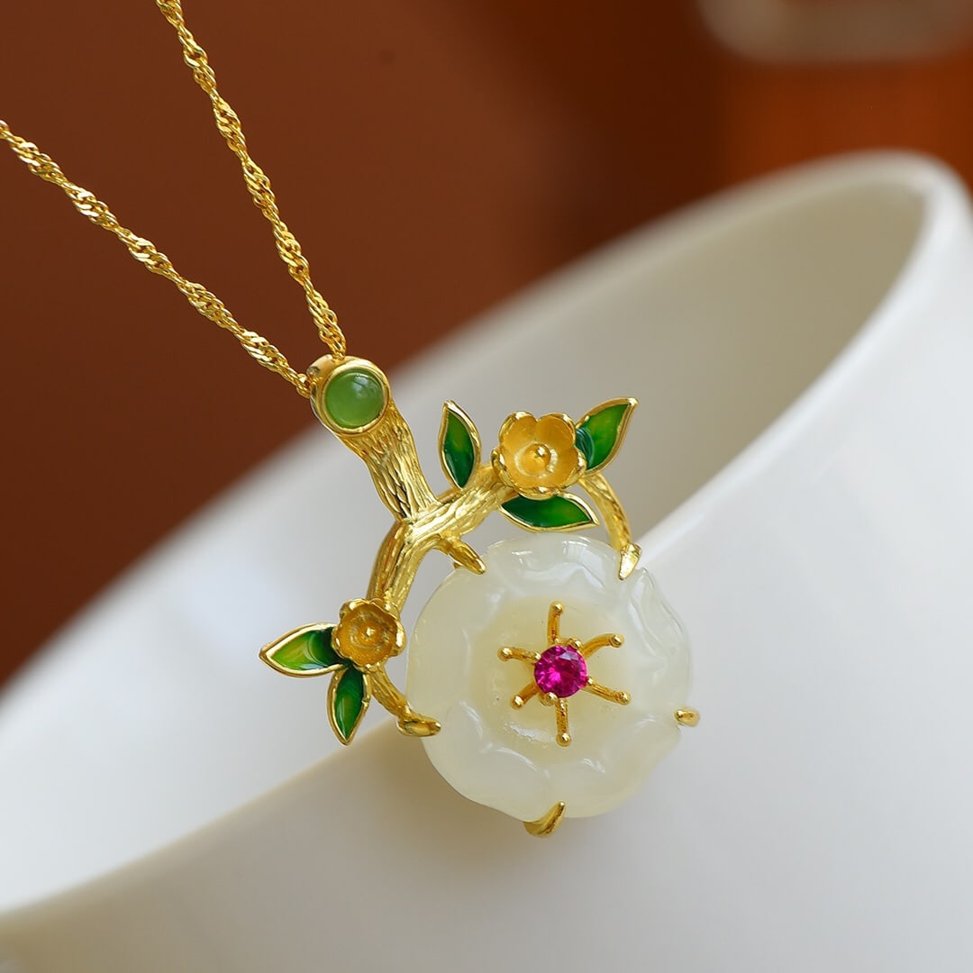An Exquisite Sterling Silver-Gold Plated Inlaid White Jade Pendant: An Exquisite Sterling Silver-Gold Plated Inlaid White Jade Pendant,Size: 0.7inx0.7in 纯银镀金镶白玉吊坠