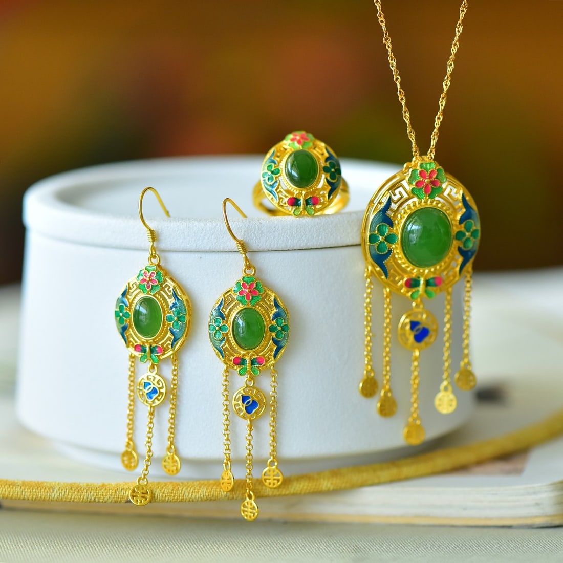 A Set of Fine Sterling Silver-Gold Plated Inlaid White Jade Jewelrys: A Set of Fine Sterling Silver-Gold Plated Inlaid White Jade Jewelrys 一套纯银镀金镶白玉首饰
