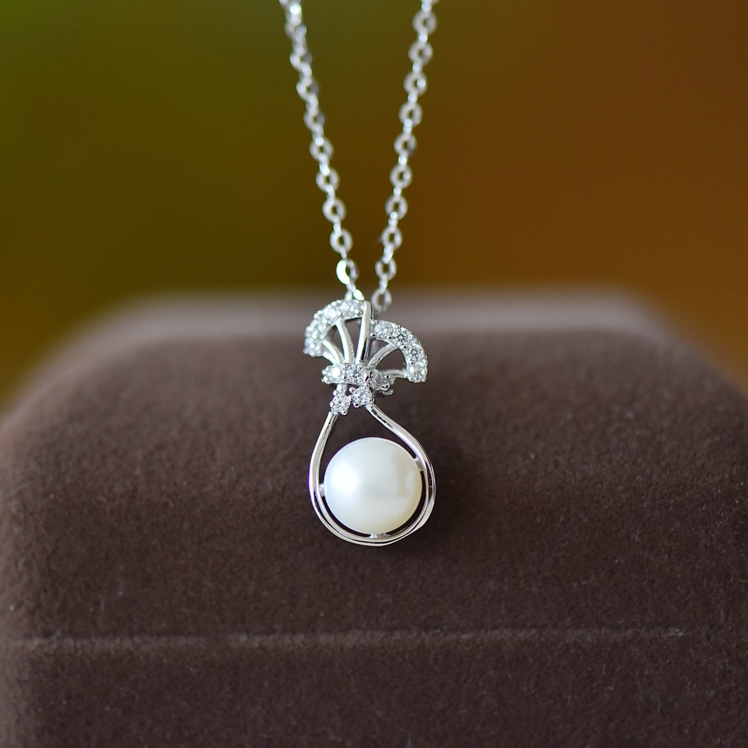 An Exquisite Sterling Silver Inlaid Pearl Pendant,Inlaid Diamond: An Exquisite Sterling Silver Inlaid Pearl Pendant,Inlaid Diamond,Size:0.3inx0.3in 纯银镶珍珠项链,嵌钻石