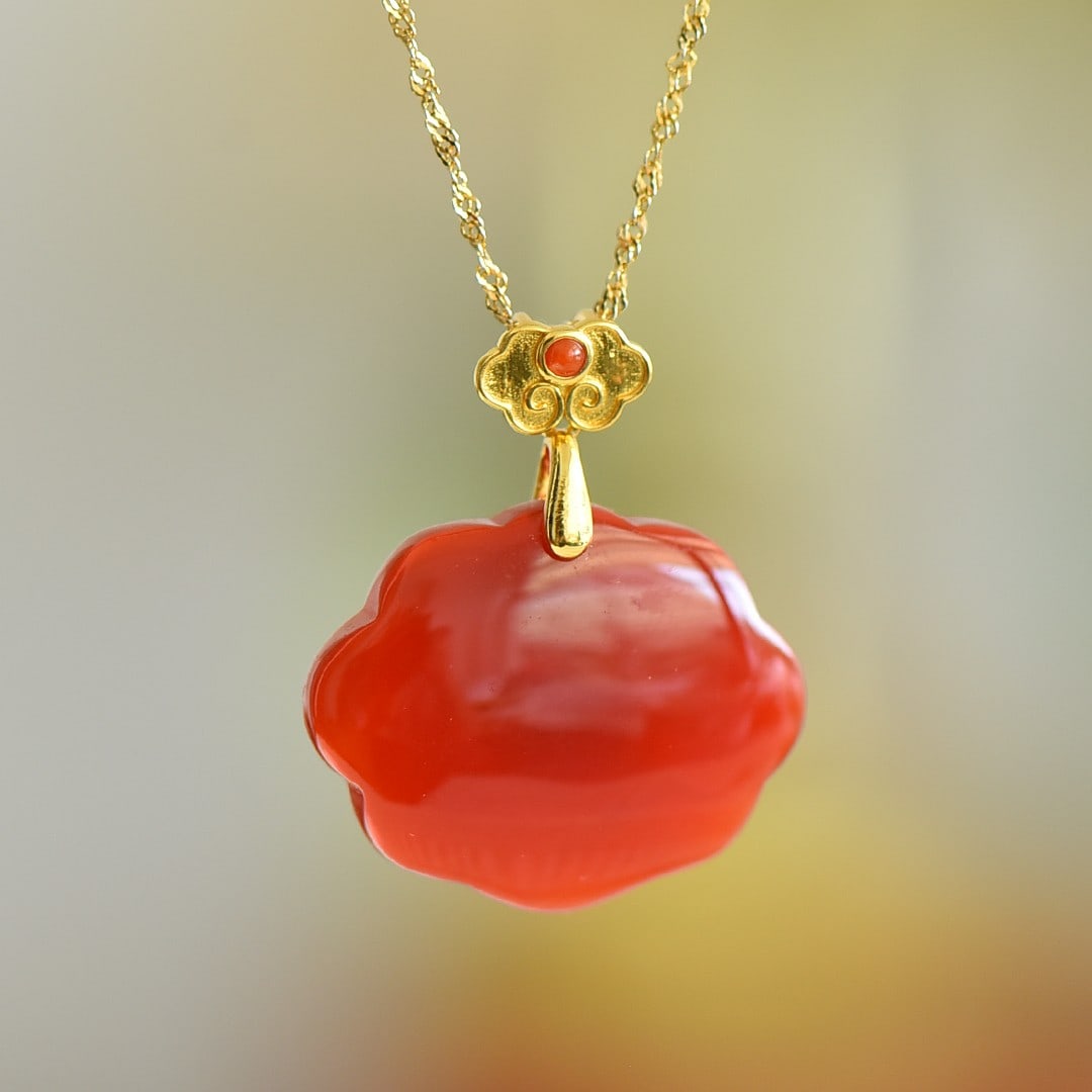 An Exquisite Sterling Silver-Gold Plated Inlaid Agate Pendant: An Exquisite Sterling Silver-Gold Plated Inlaid Agate Pendant,Size:0.9inx1.1in 纯银镀金镶玛瑙吊坠