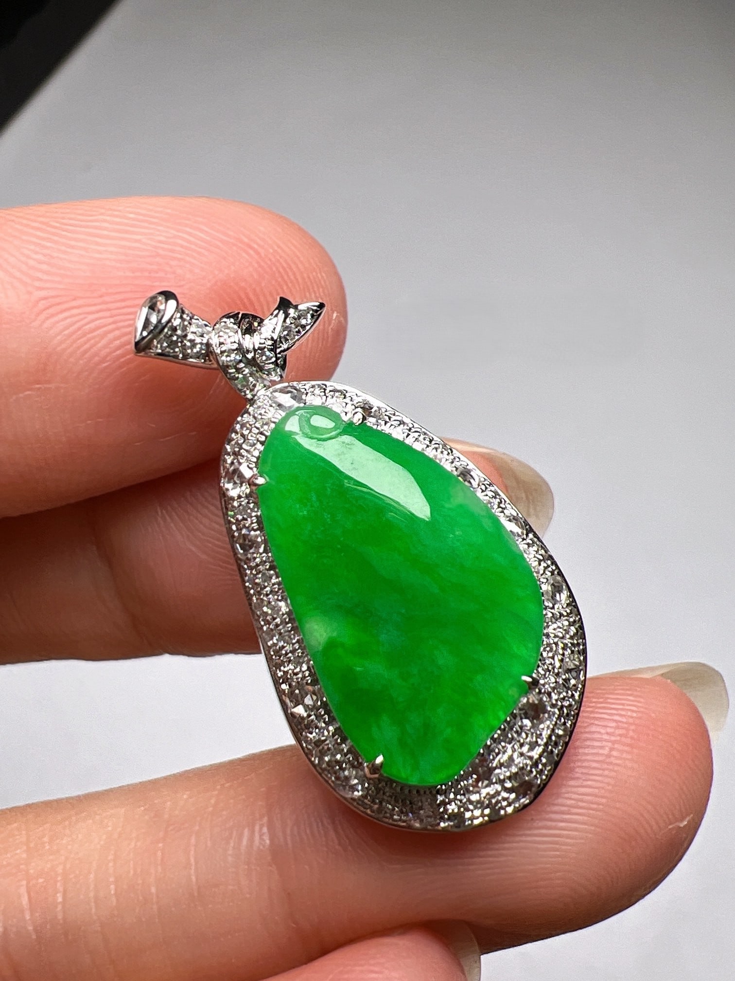 An Exquisite 18k Gold Diamond Inlaid Jadeite Pendant: An Exquisite 18k Gold Diamond Inlaid Jadeite Pendant,Size(Loose Stone):0.7inx0.4in 18k金钻镶嵌翡翠吊坠