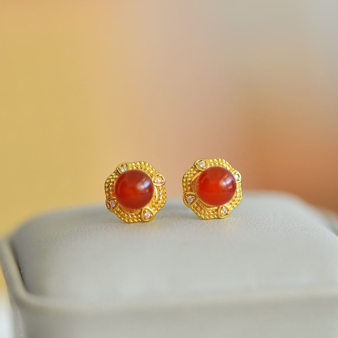 A Pair of Exquisite Sterling Silver-Gold Plated Inlaid Agate Earrings: A Pair of Exquisite Sterling Silver-Gold Plated Inlaid Agate Earrings,Size:0.2inx0.2in 一对纯银镀金镶玛瑙耳钉