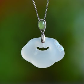 An Exquisite Sterling Silver Inlaid Agate Pendant