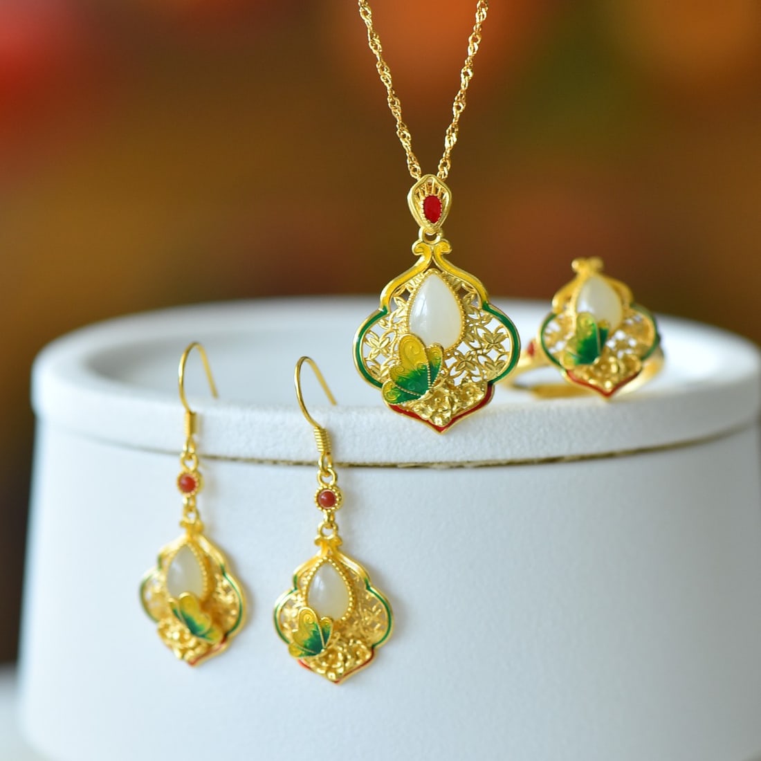 A Set of Fine Sterling Silver-Gold Plated Inlaid White Jade Jewelrys: A Set of Fine Sterling Silver-Gold Plated Inlaid White Jade Jewelrys 一套纯银镀金镶白玉首饰