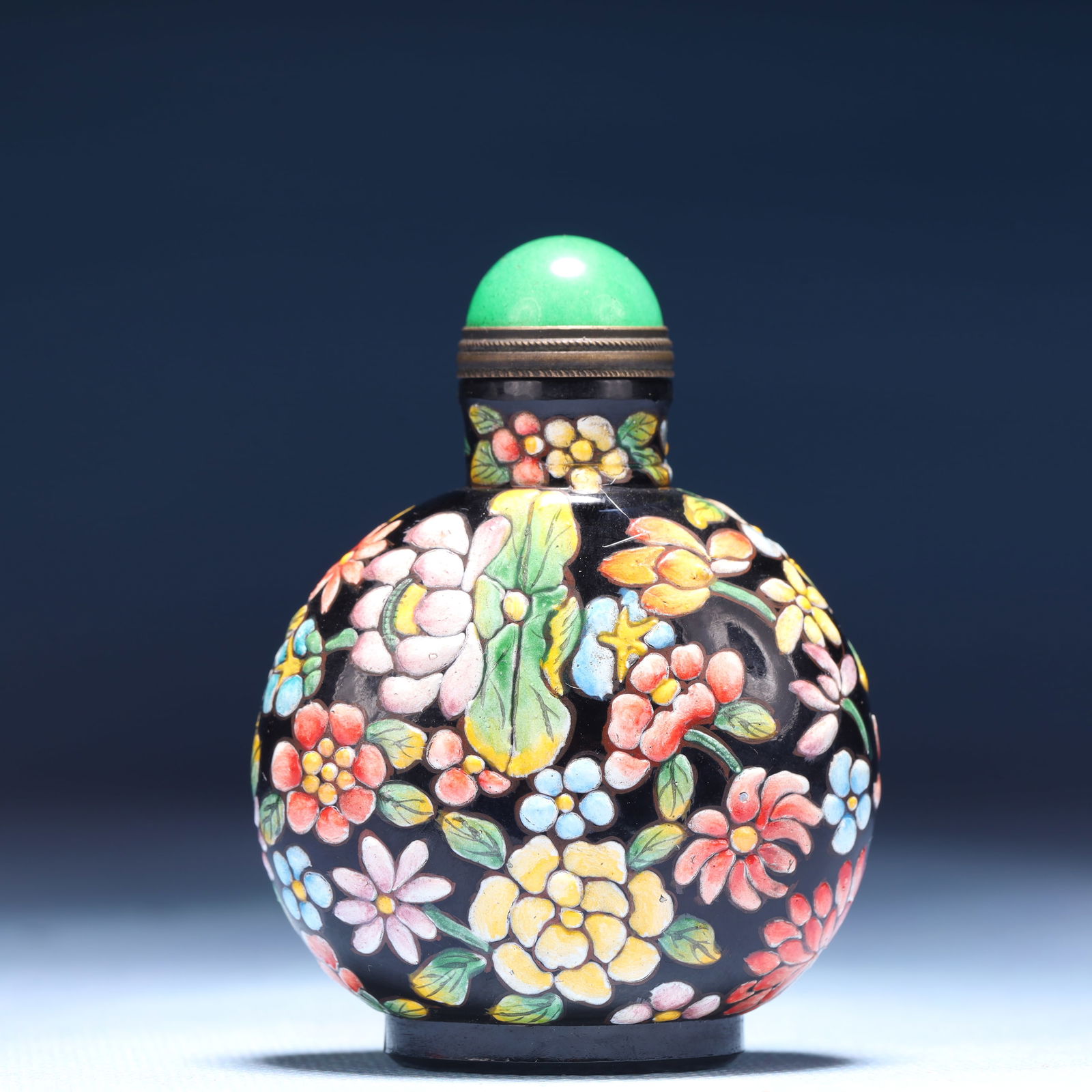 An Exquisite Glass Flower Pattern Snuff Bottle: An Exquisite Glass Flower Pattern Snuff Bottle,Qing Dynasty,China,Qianlong Four-character Mark,Size:2.4inx1.2inx2.8in,Weight:76g 琉璃花卉纹鼻烟壶,ߑ
