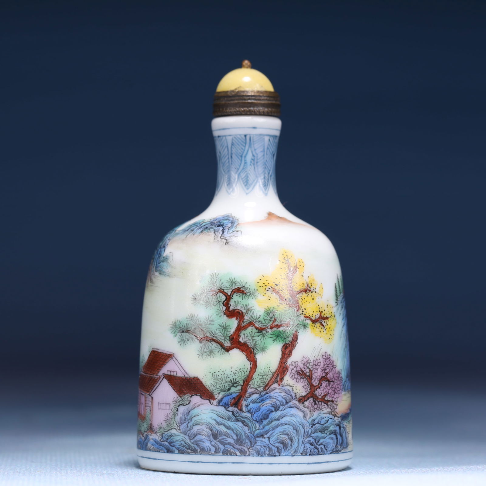 An Exquisite Enamel Landscape Pattern Snuff Bottle - 2