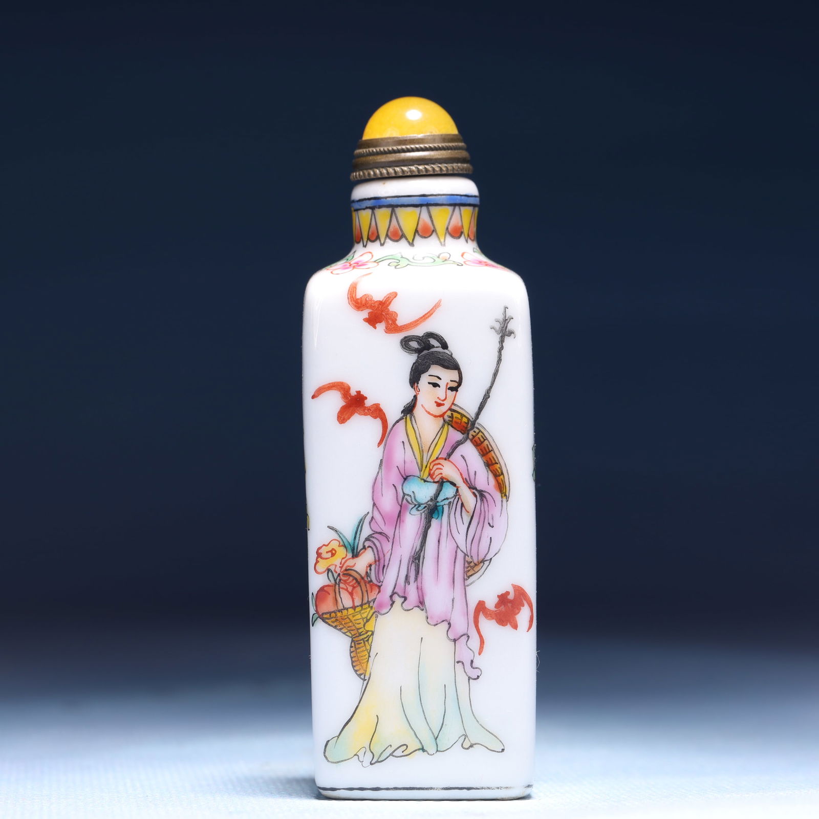 An Exquisite Famille-Rose Character and Story Pattern Snuff Bottle: An Exquisite Famille-Rose Character and Story Pattern Snuff Bottle,Qing Dynasty,China,Qianlong Four-character Mark,Size:1.2inx3.3in,Weight:48g 粉彩人物故事纹&