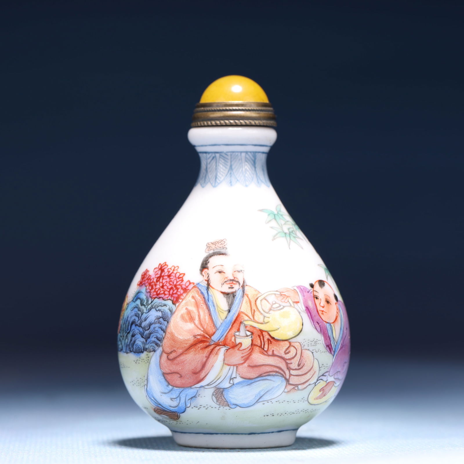 An Exquisite Famille-Rose Character and Story Pattern Snuff Bottle: An Exquisite Famille-Rose Character and Story Pattern Snuff Bottle,Qing Dynasty,China,Qianlong Four-character Mark,Size:2inx2.8in,Weight:49g 粉彩人物故事纹