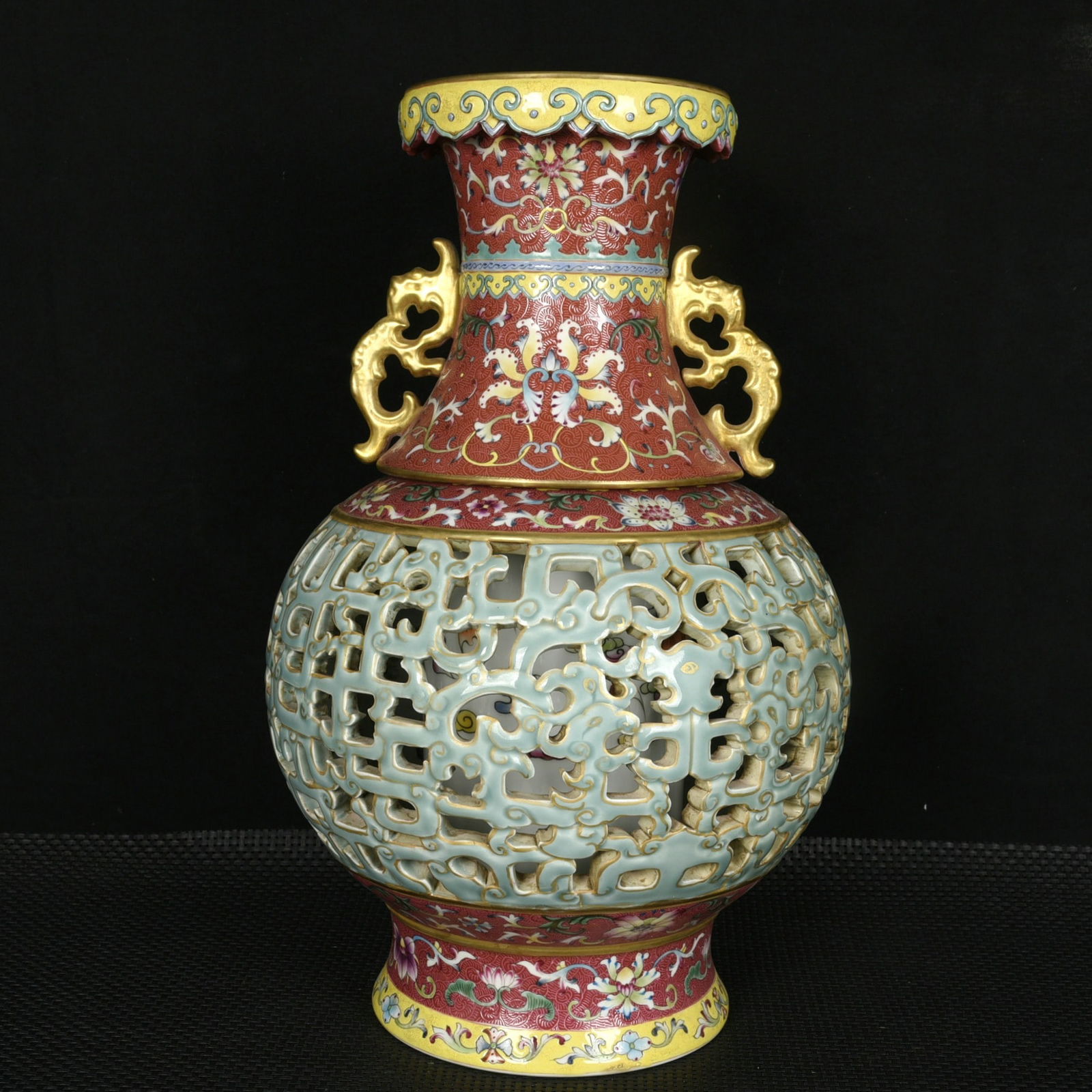 A Huge Enamel Chi-Dragon Pattern Double-Ears Vase: A Huge Enamel Chi-Dragon Pattern Double-Ears Vase,Qing Dynasty,China,Qianlong Six-character Mark,Size:16.1inx10.2in 