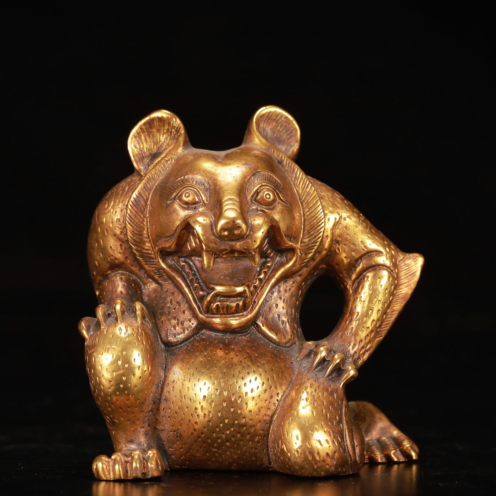 An Exquisite Gilt Bronze Bear Ornament: An Exquisite Gilt Bronze Bear Ornament,Qing Dynasty, China,Size:3.1inx2.4inx3.5in,Weight:950g 铜鎏金熊摆件,中国清代