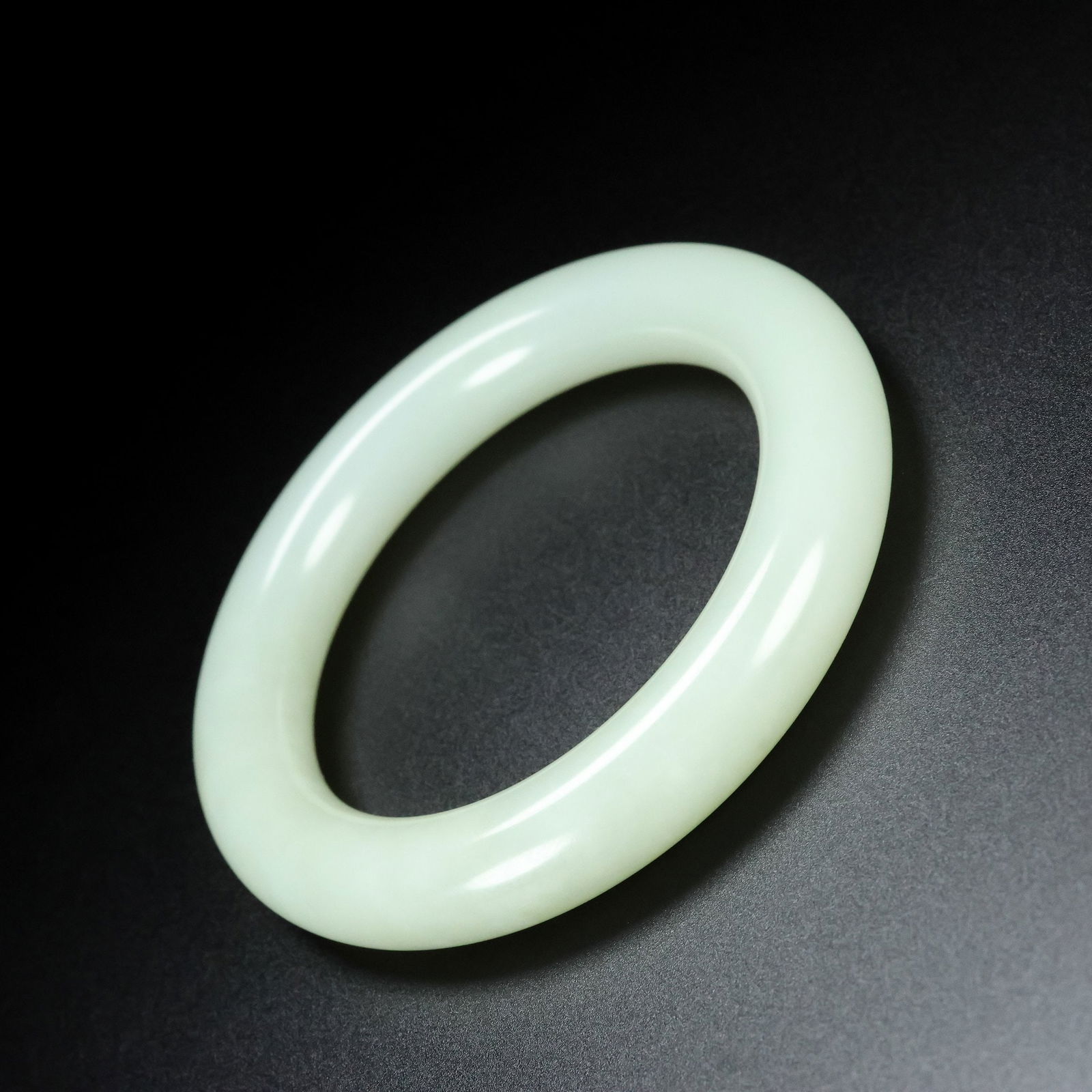 An Exquisite White Jade Bracelet - 4