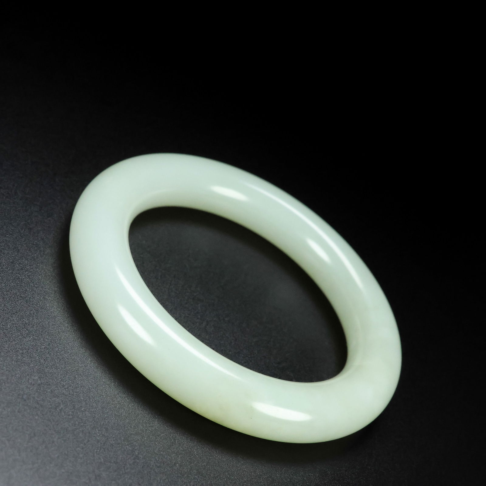 An Exquisite White Jade Bracelet - 5