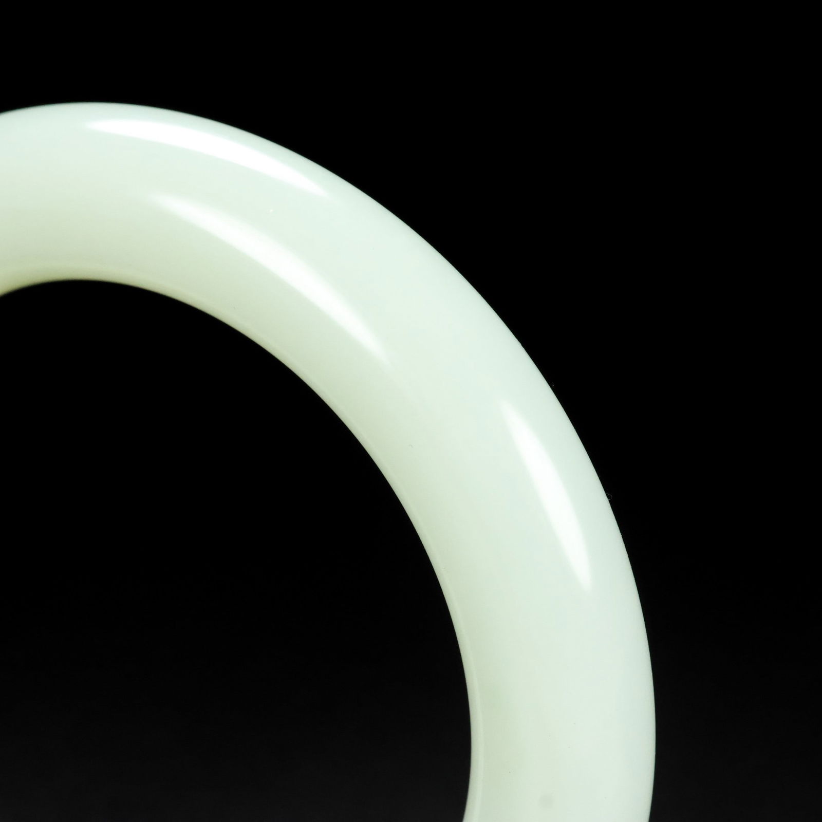 An Exquisite White Jade Bracelet - 8