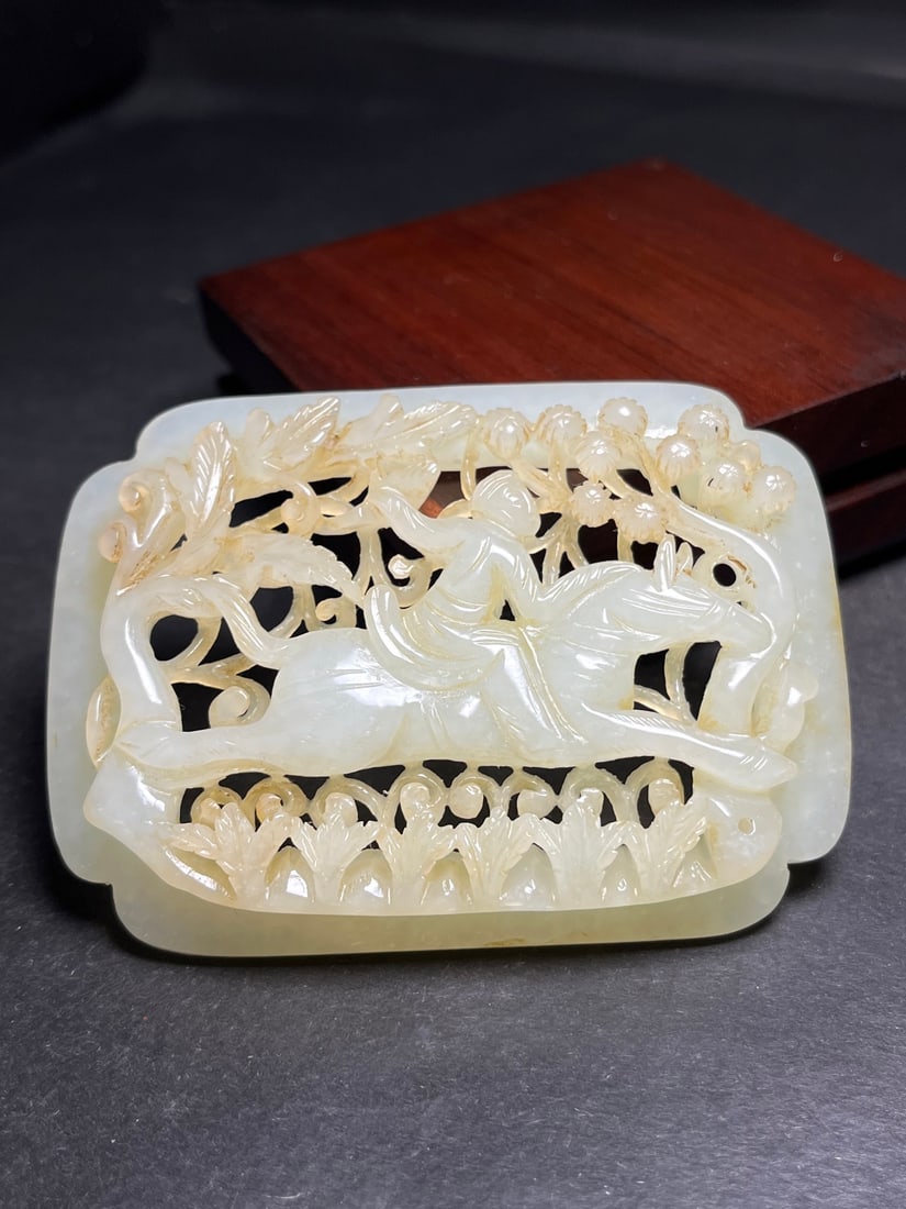 An Exquisite White Jade Figure and Story Pattern Hand Piece: An Exquisite White Jade Figure and Story Pattern Hand Piece,Liao Dynasty,China,Size:3.2inx0.4inx2.4in,Weight:70g 