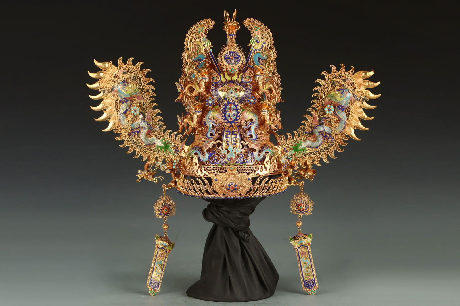 A Huge Cloisonne Dragon Cap,Inlaid Gems: A Huge Cloisonne Dragon Cap,Inlaid Gems,Qing Dynasty, China,Size:18.9inx19.7in,Weight:1945g 掐丝珐琅龙帽,嵌宝石,中国清代