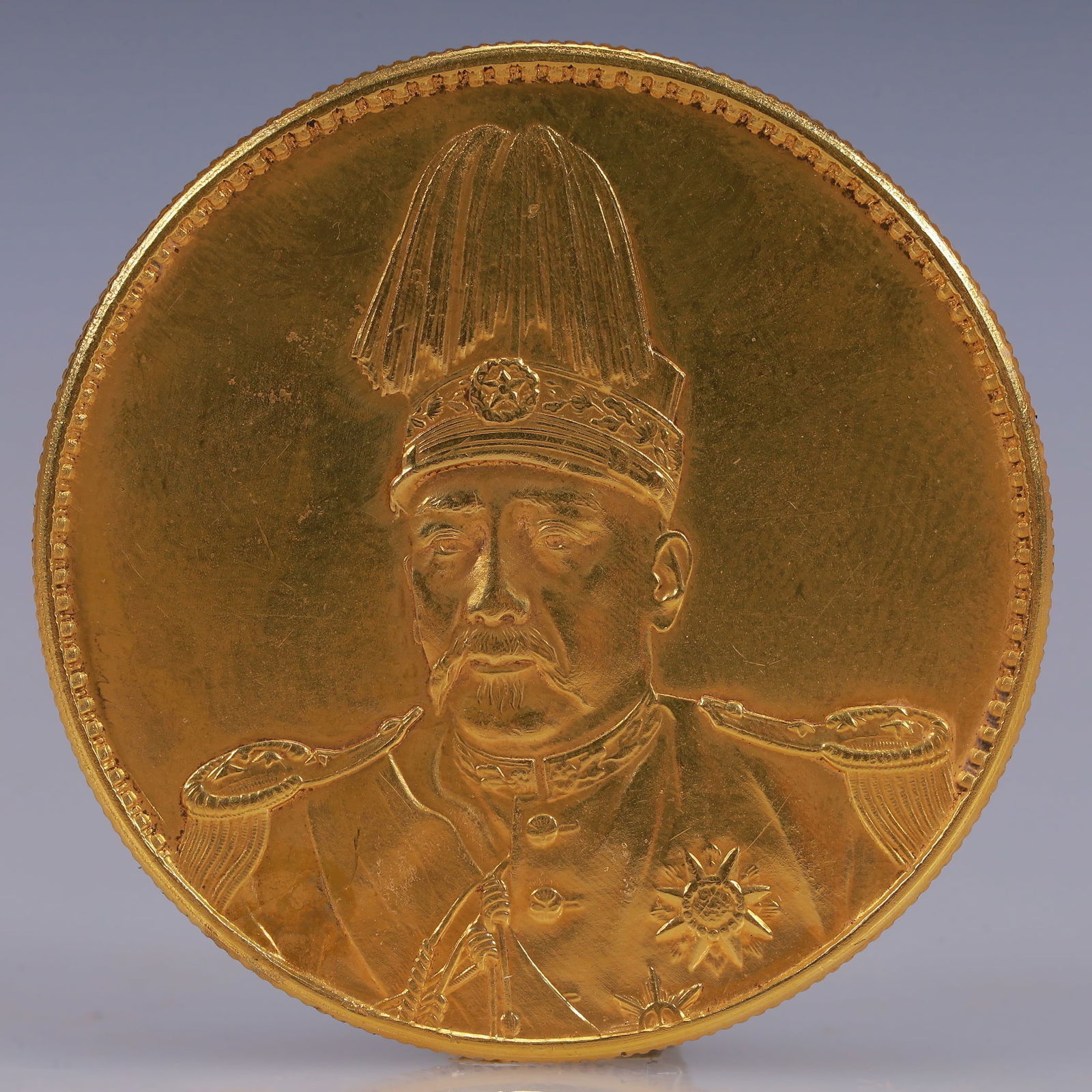 An Exquisite Gold Coin: An Exquisite Gold Coin,The Republic of China, Size:1.5in Weight:37.5g