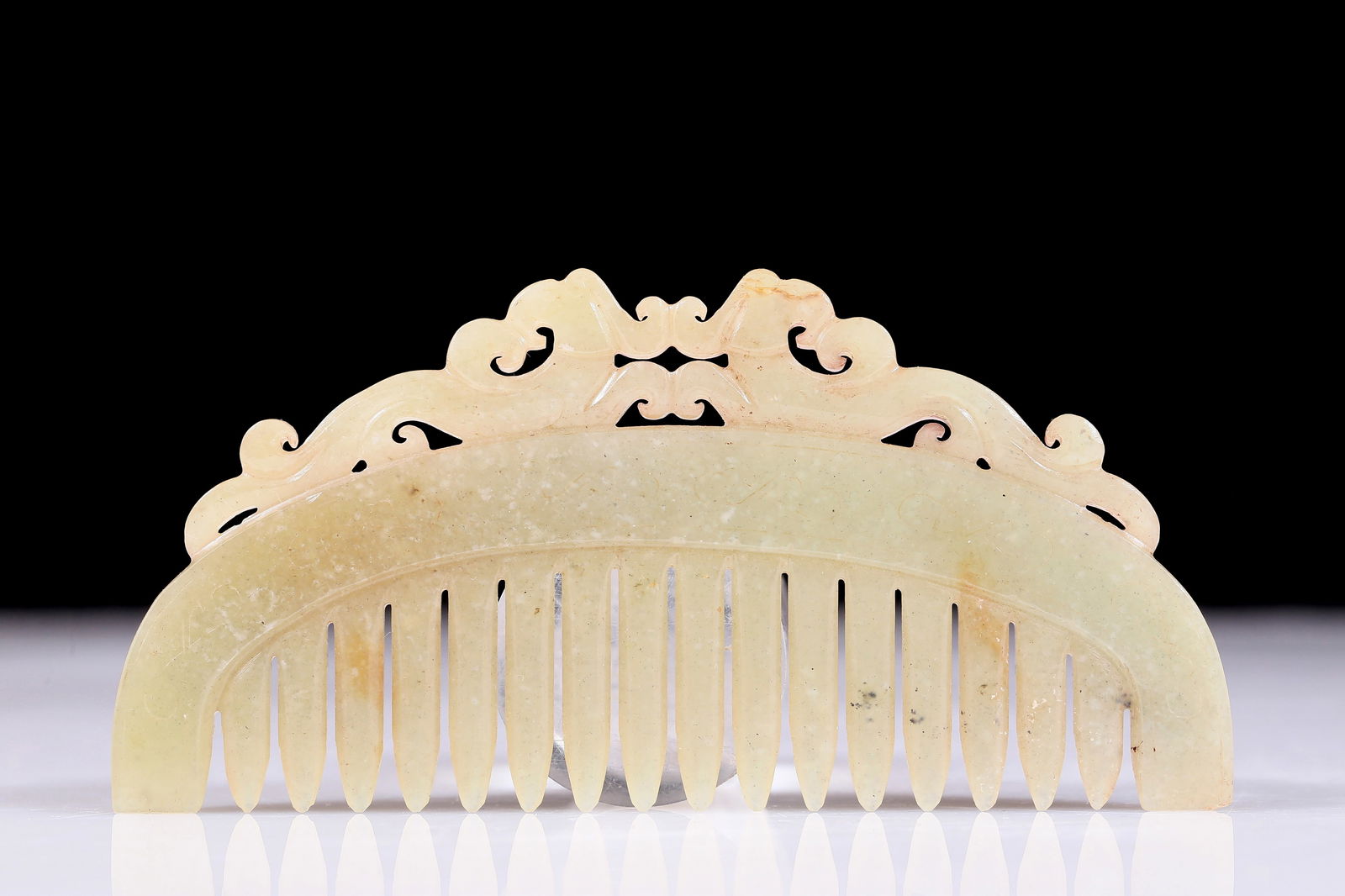An exquisite white jade phoenix pattern comb: An exquisite white jade comb with phoenix pattern. The jade shows delicate, warm and lustrous qualities. The craftsmanship is flawless, the design is exquisite, and the carvings are exquisite,