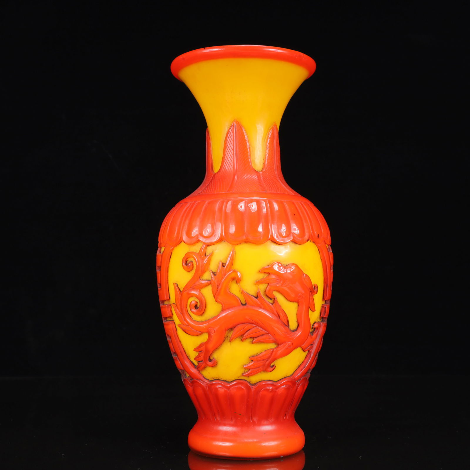 An Exquisite Glass Dragon Pattern Vase: An Exquisite Glass Dragon Pattern Vase,Qing Dynasty, China,Size:4.7inx11in, Weight:1800g 琉璃龙纹瓶,中国清代