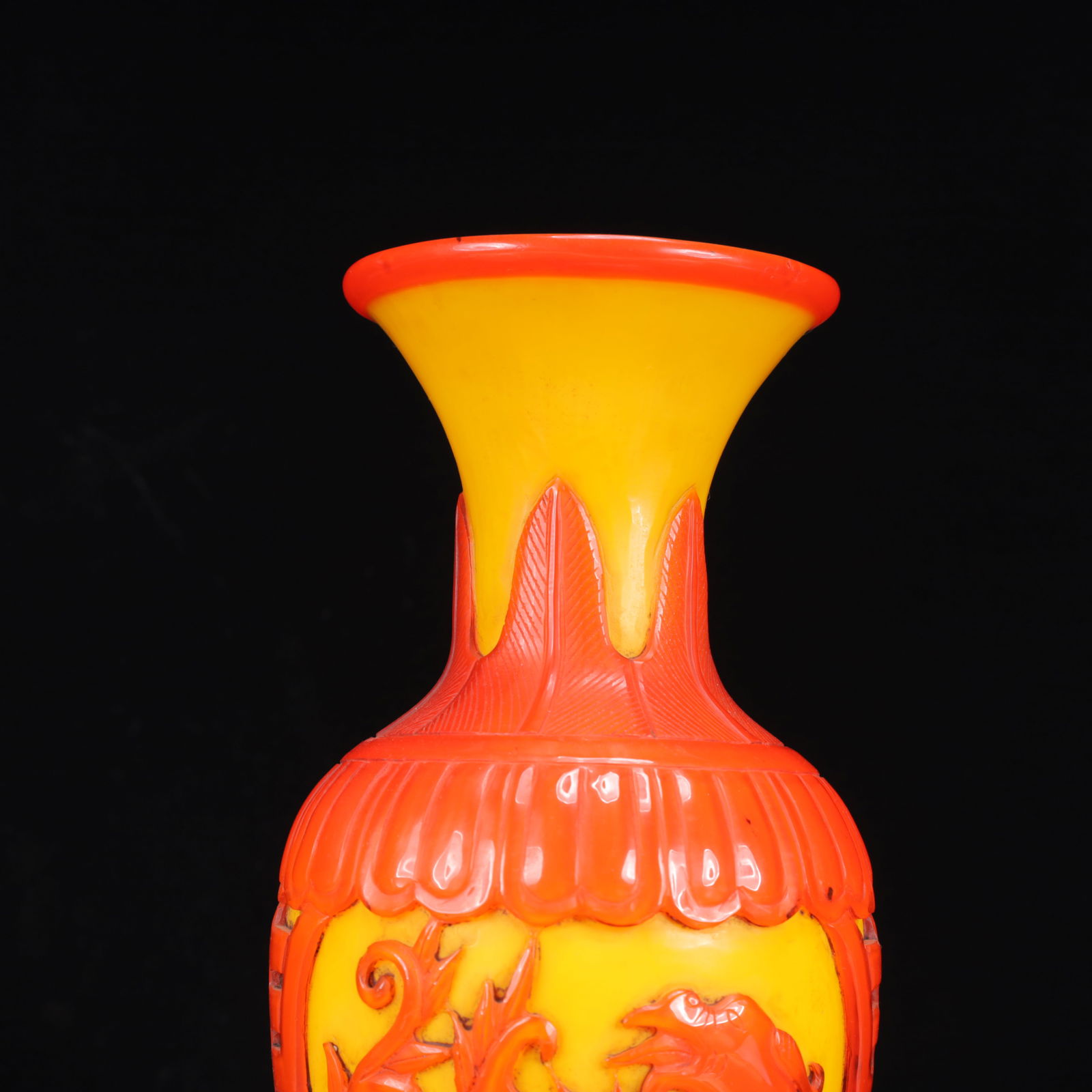 An Exquisite Glass Dragon Pattern Vase - 2
