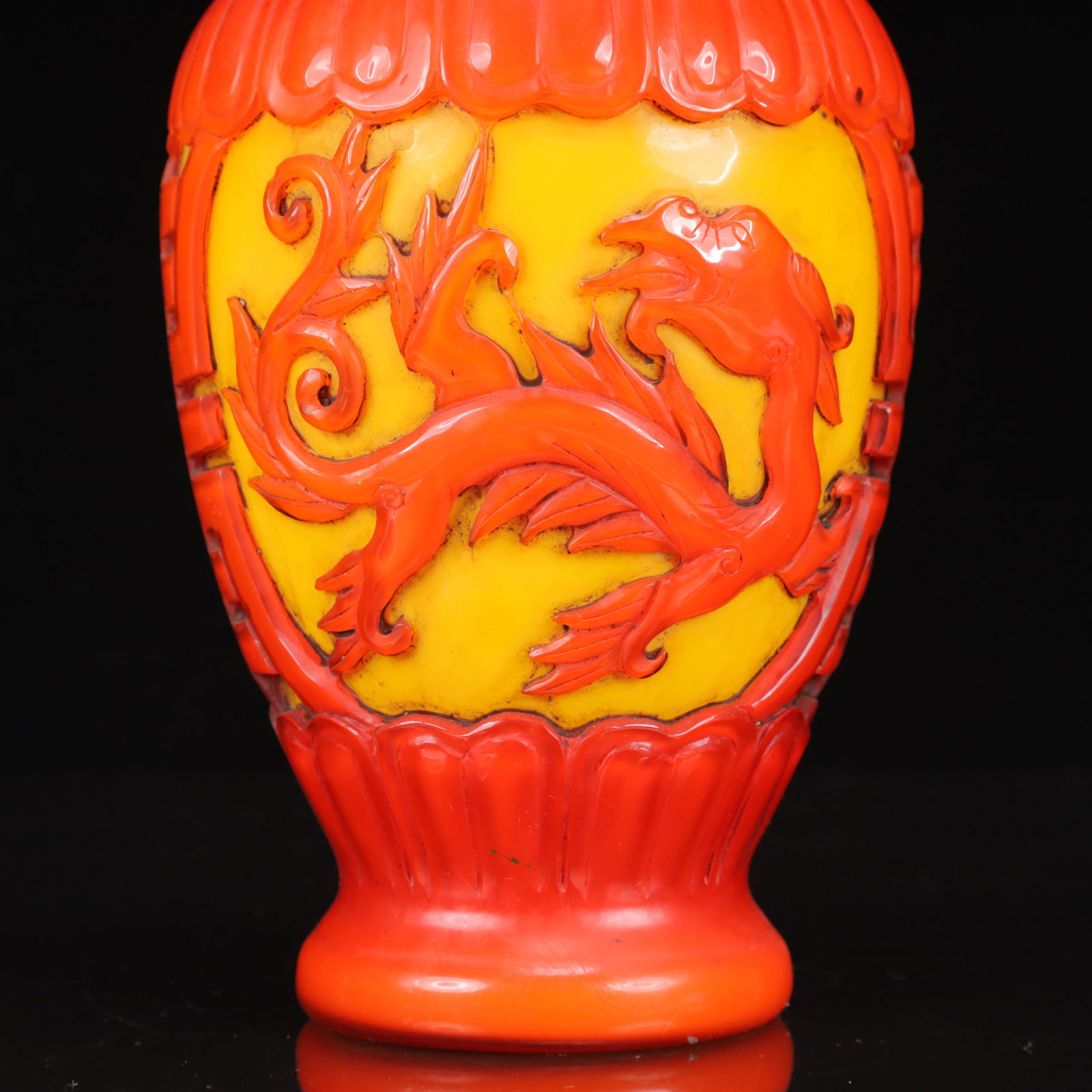 An Exquisite Glass Dragon Pattern Vase - 3