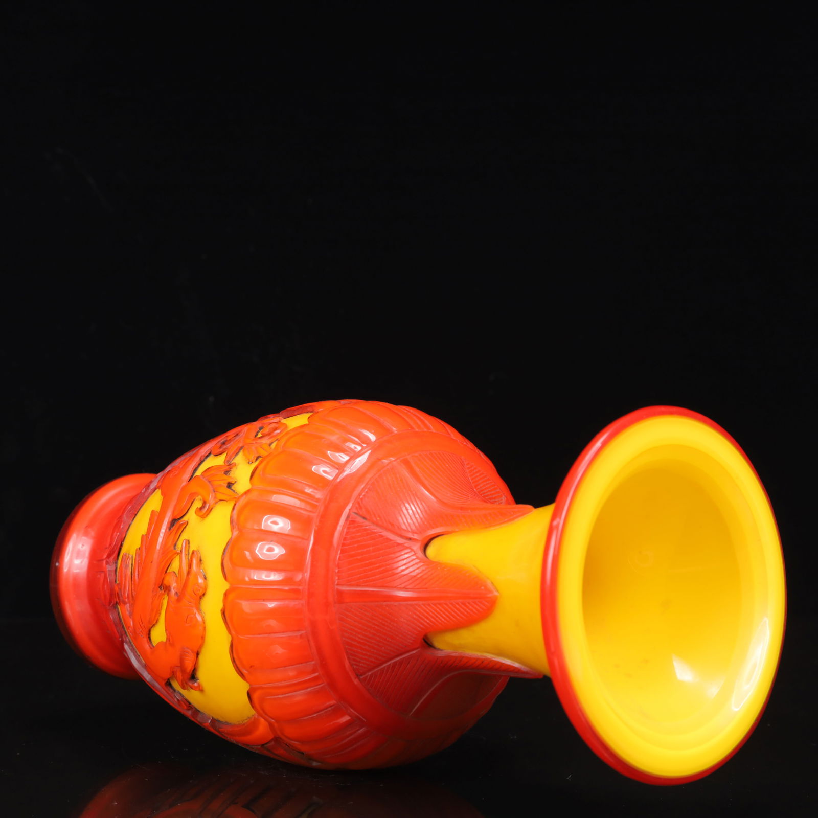 An Exquisite Glass Dragon Pattern Vase - 9