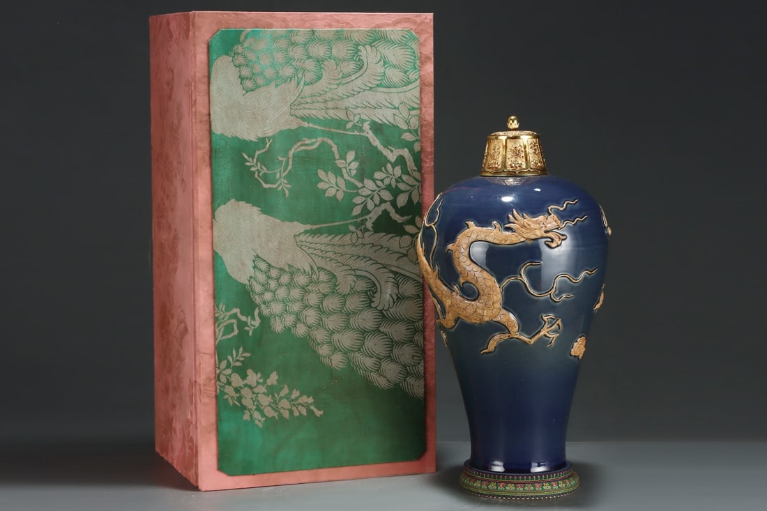 A Huge Ji Blue Glazed Dragon Pattern Bottle (1 of 8)
