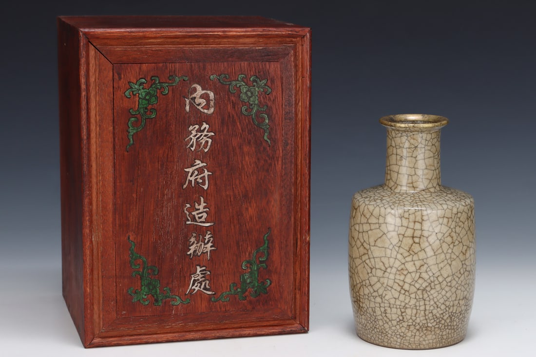 An Exquisite Ge yao Vase,with an Imperial Poem by Emperor Qianlong: An Exquisite Ge yao Vase,with an Imperial Poem by Emperor Qianlong,Song Dynasty,China,Size:8.4inx4.6in 