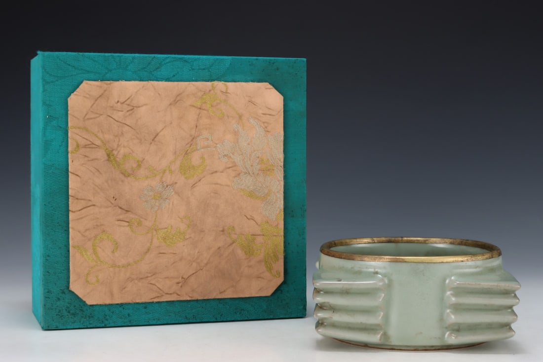 An Exquisite Longquan yao Censer,with an Imperial Poem by Emperor Qianlong: An Exquisite Longquan yao Censer,with an Imperial Poem by Emperor Qianlong,Song Dynasty,China,Size:2.8inx5.9in 