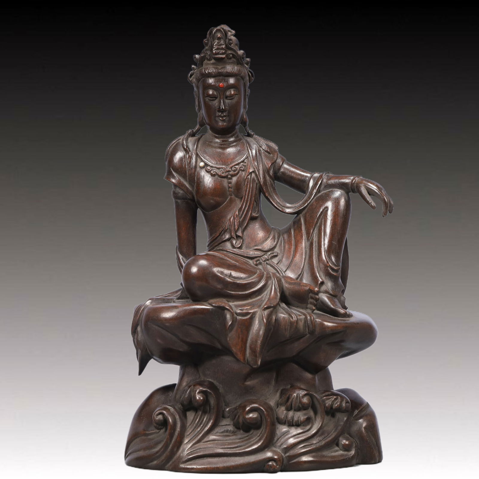 An Exquisite Eaglewood Statue of Avalokitesvara: An Exquisite Eaglewood Statue of Avalokitesvara, Qing Dynasty, China, Size:8.3inx5.9inx14.6in, Weight:950g 沉香木观音像,中国清代