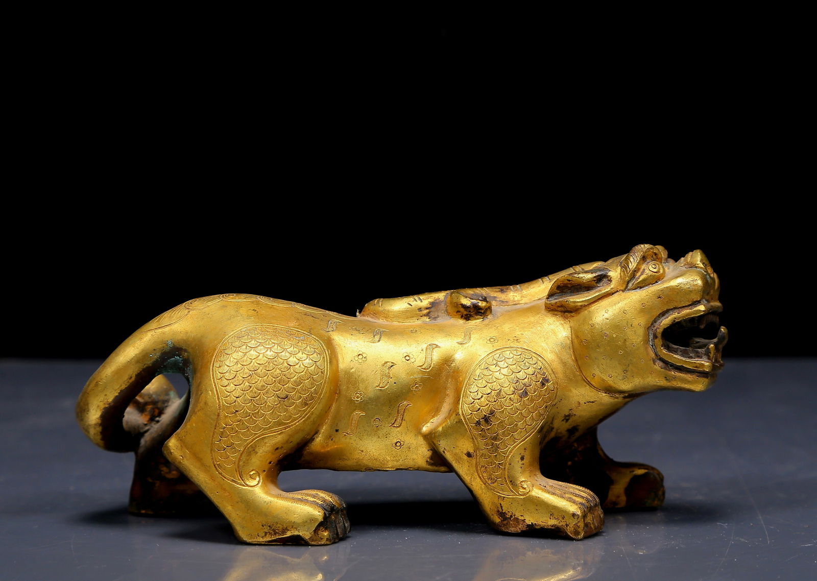 An Exquisite Gilt Bronze Unicorn Ornament: An Exquisite Gilt Bronze Unicorn Ornament，Qing Dynasty, China，Size:6.7inx2inx2.8in，Weight:805g 