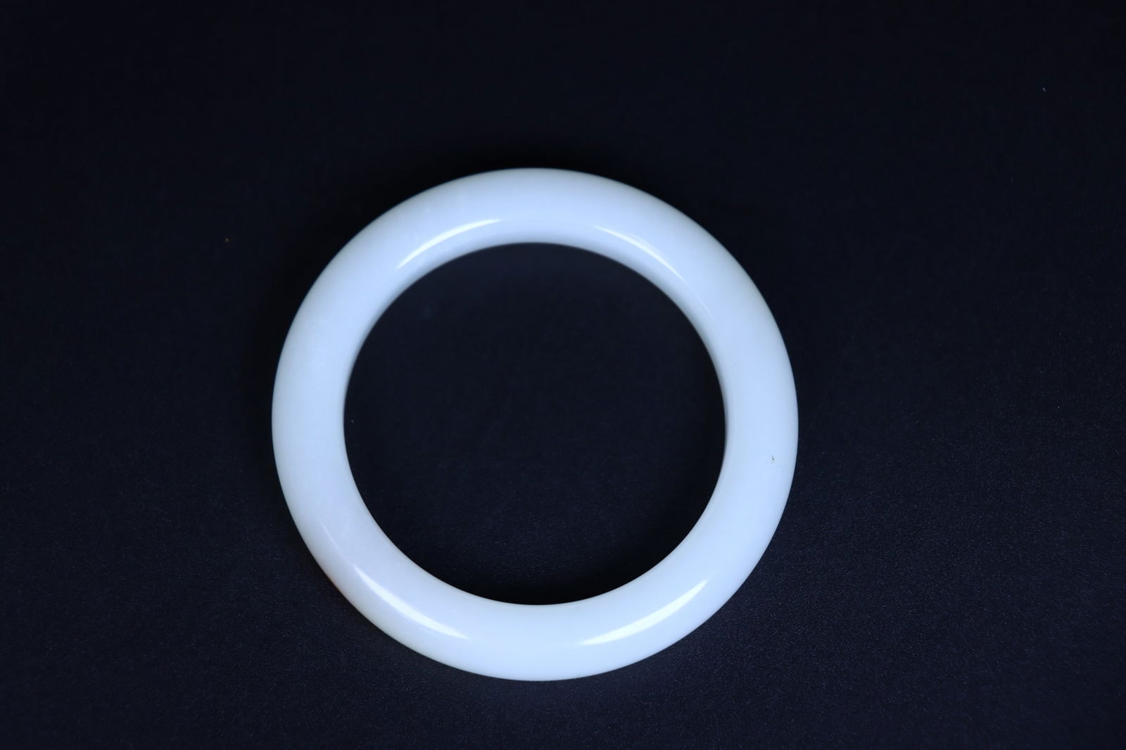 An Exquisite White Jade Bracelet - 6