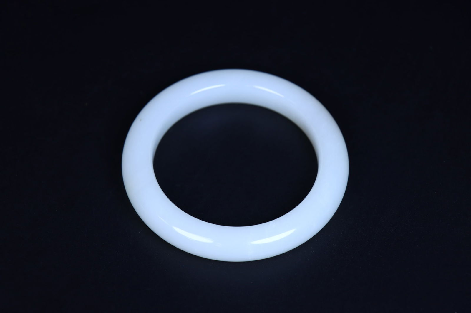 An Exquisite White Jade Bracelet - 9