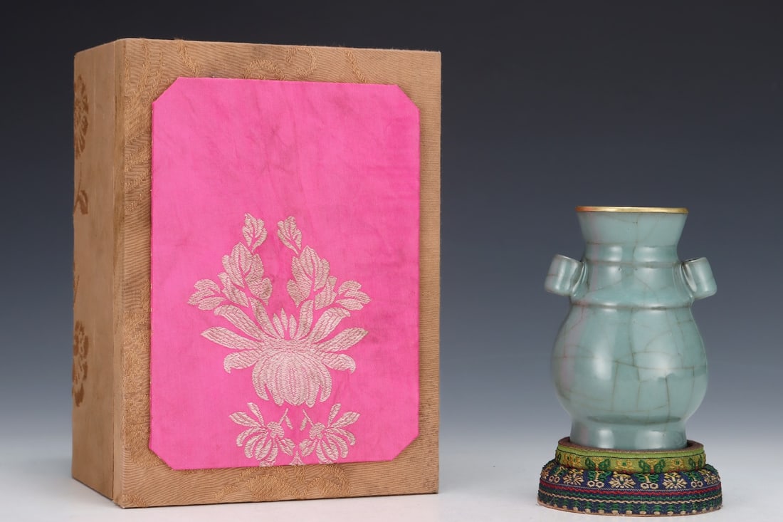 An Exquisite Guan yao Cover with Gold Double-Ears Vase: An Exquisite Guan yao Cover with Gold Double-Ears Vase,Song Dynasty,China,Size:4.7inx3.3in 官窑包金双耳瓶,中国宋代