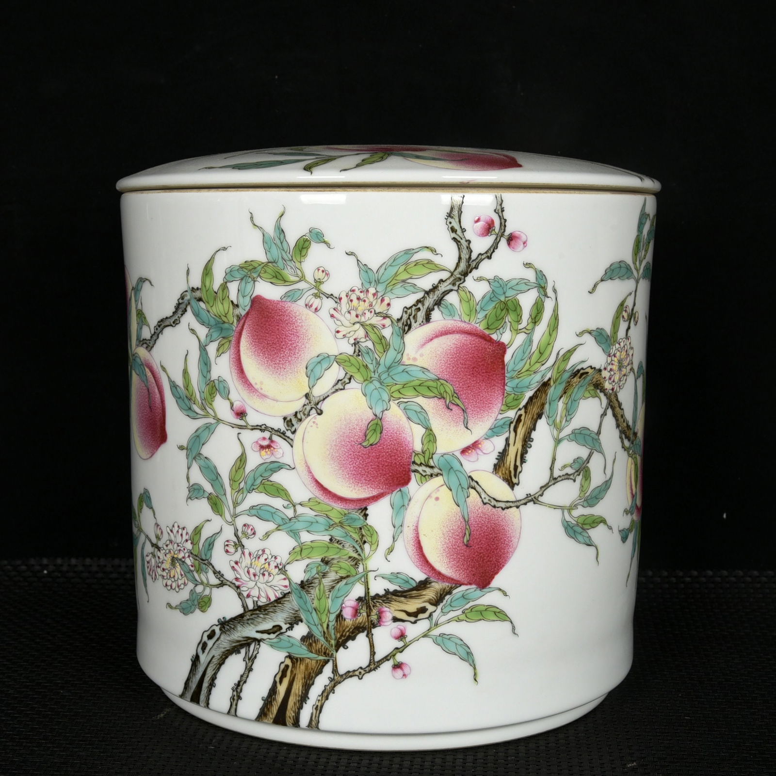 An Exquisite Famille-Rose Bats and Peach Pattern Jar with Cover: An Exquisite Famille-Rose Bats and Peach Pattern Jar with Cover,Qing Dynasty,China,Qianlong Six-character Mark,Size:9.4inx9.6in 粉彩福寿纹盖罐,中国
