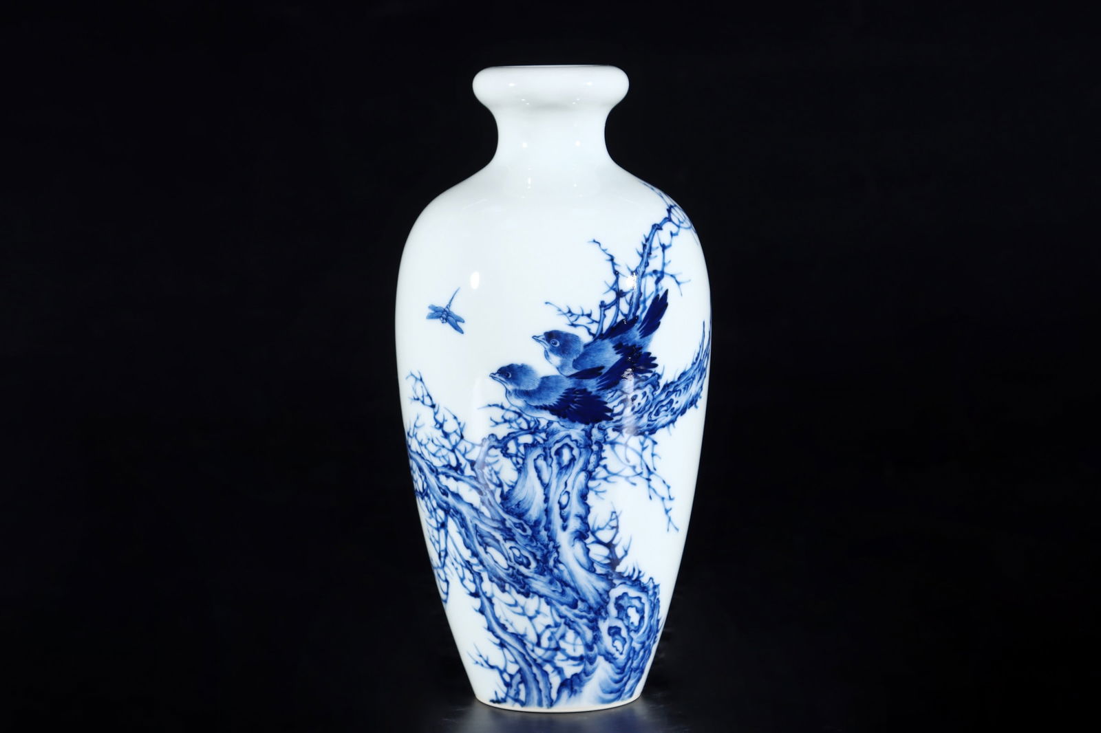 An Exquisite Blue and White Flower and Bird Pattern Vase: An Exquisite Blue and White Flower and Bird Pattern Vase,Modern Time of China,With Mark,Size:8.3inx4.3in 青花花鸟纹瓶,中国近现代,ñ